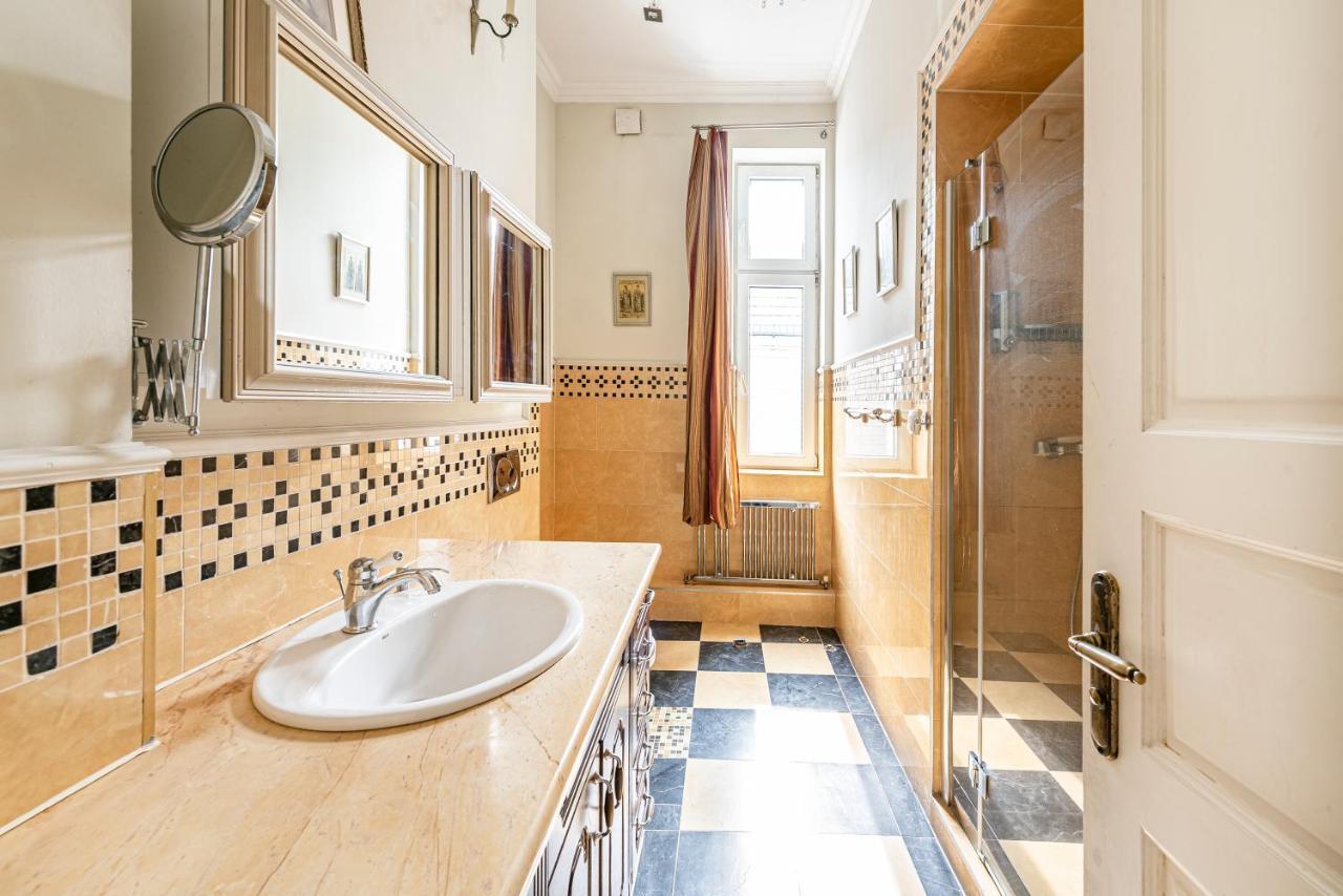Grand Happy Hours Apartment